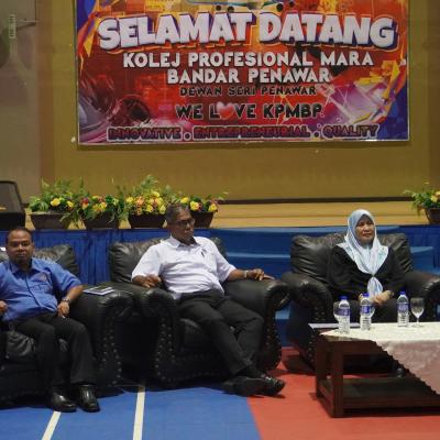 PERJUMPAAN PENGARAH BAHAGIAN PENGANJURAN PELAJARAN MARA DENGAN PELAJAR DCAT