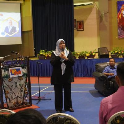 PERJUMPAAN PENGARAH BAHAGIAN PENGANJURAN PELAJARAN MARA DENGAN PELAJAR DCAT