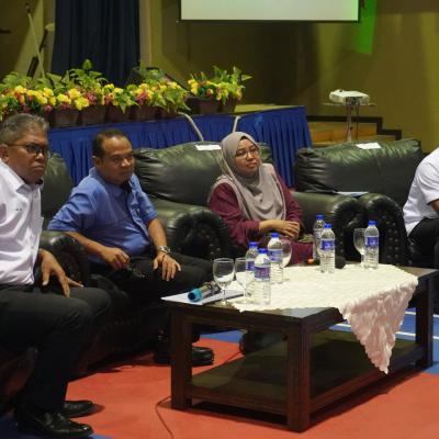 PERJUMPAAN PENGARAH BAHAGIAN PENGANJURAN PELAJARAN MARA DENGAN PELAJAR DCAT
