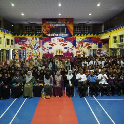 PERJUMPAAN PENGARAH BAHAGIAN PENGANJURAN PELAJARAN MARA DENGAN PELAJAR DCAT